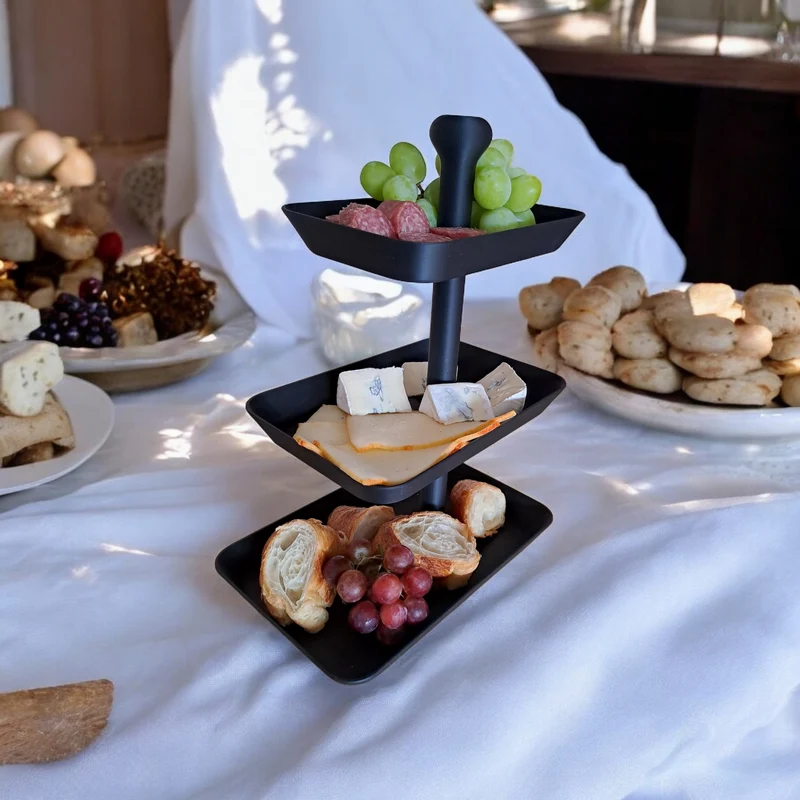 Présentoir à trois niveaux pour snacks