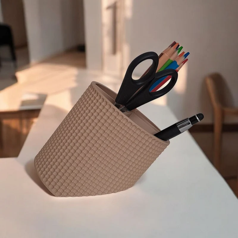 Pot à crayons incliné avec design rétro à pois