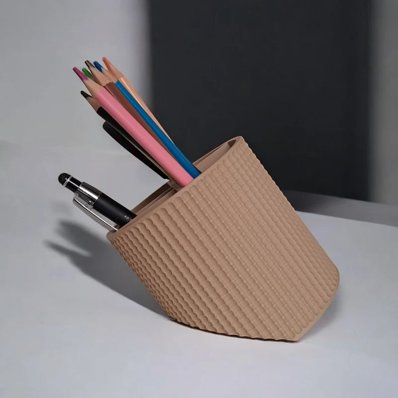 Pot à crayons incliné avec design rétro à pois