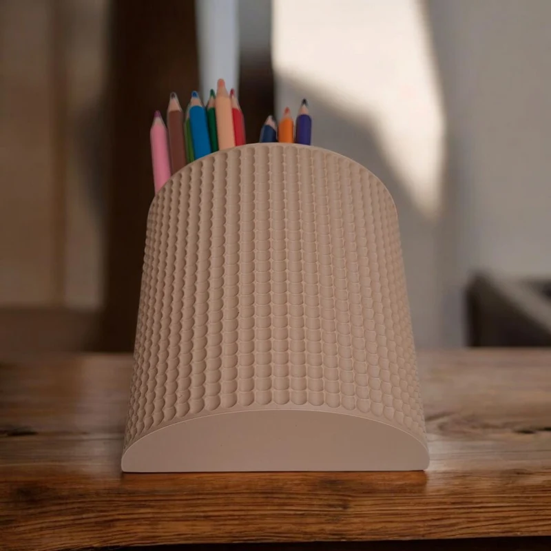 Pot à crayons incliné avec design rétro à pois