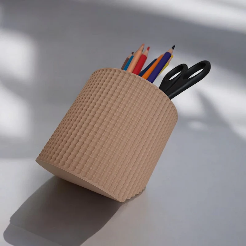 Pot à crayons incliné avec design rétro à pois