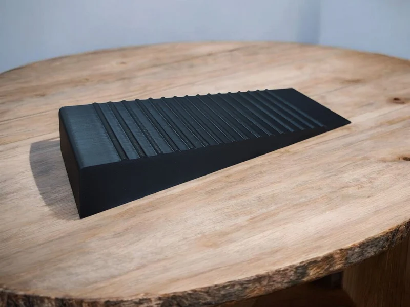Cale de porte robuste avec rainures antidérapantes