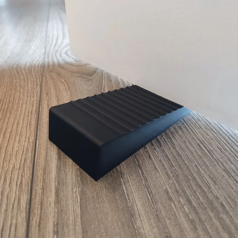 Cale de porte robuste avec rainures antidérapantes