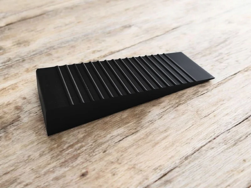 Cale de porte robuste avec rainures antidérapantes