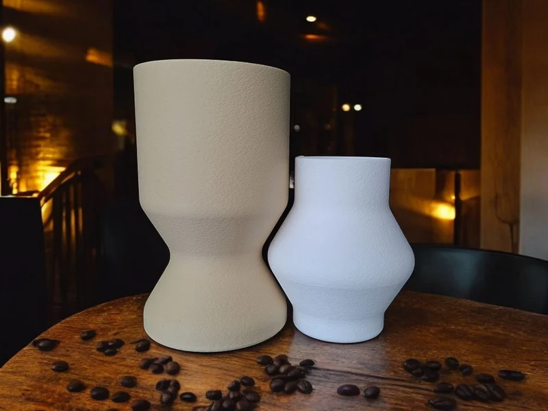 Ensemble de vases minimalistes au design entrelacé