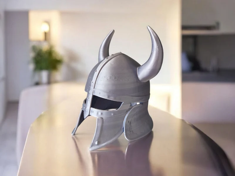 Casque de viking décoratif ancien et usé pour exposition