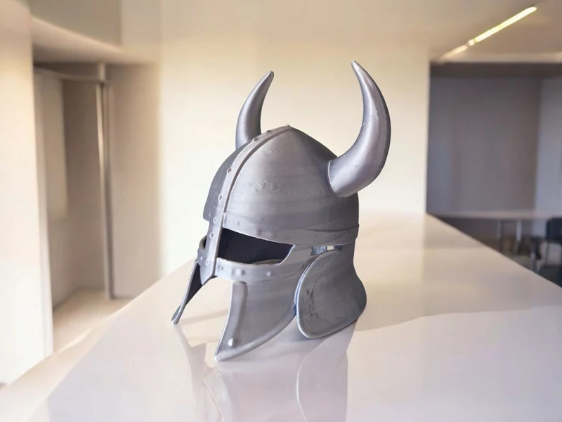 Casque de viking décoratif ancien et usé pour exposition