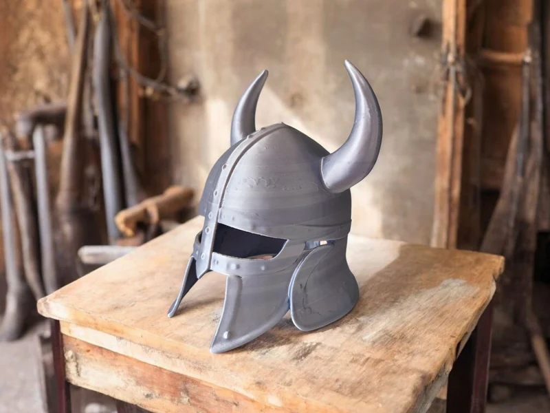 Casque de viking décoratif ancien et usé pour exposition