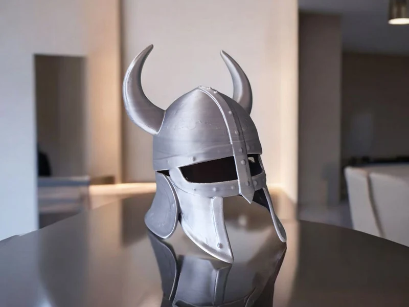 Casque de viking décoratif ancien et usé pour exposition