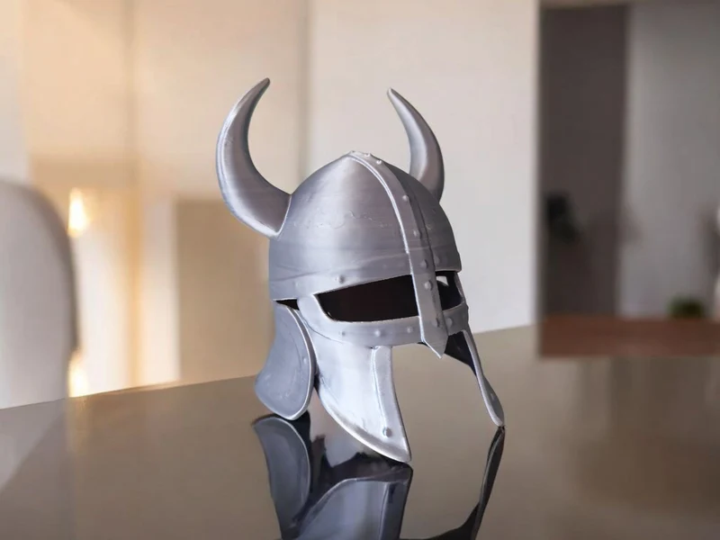 Casque de viking décoratif ancien et usé pour exposition