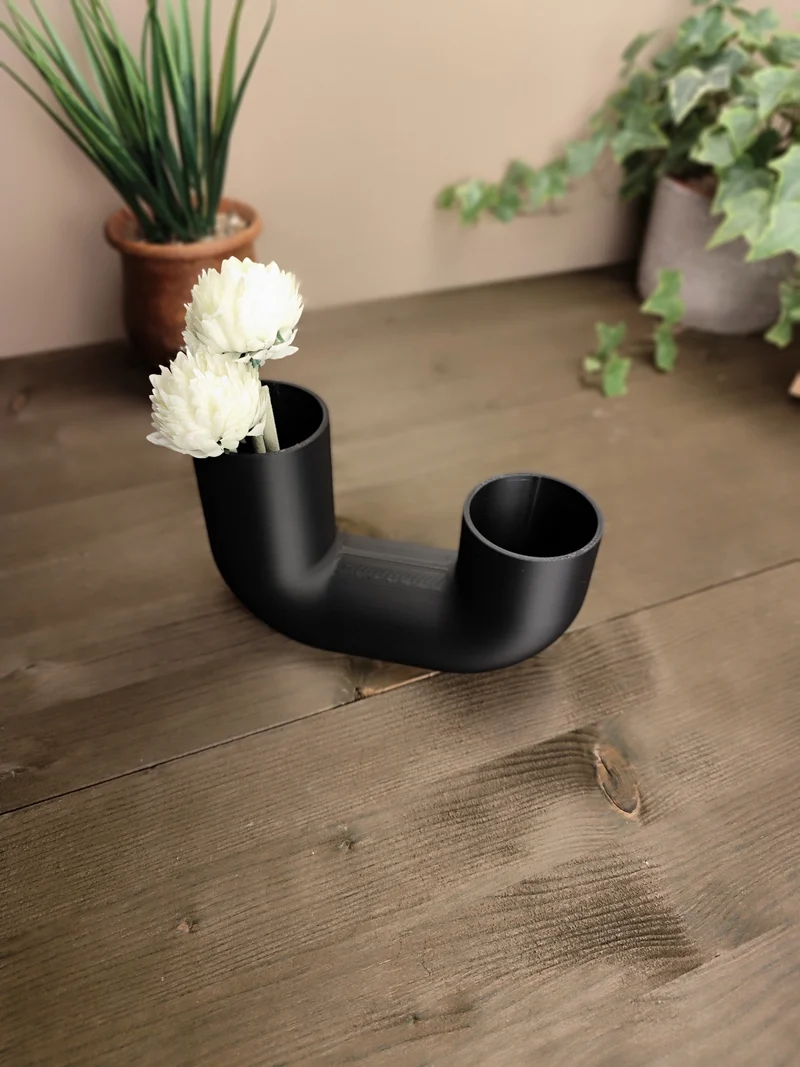 Vase en arche minimaliste pour fleurs et branches