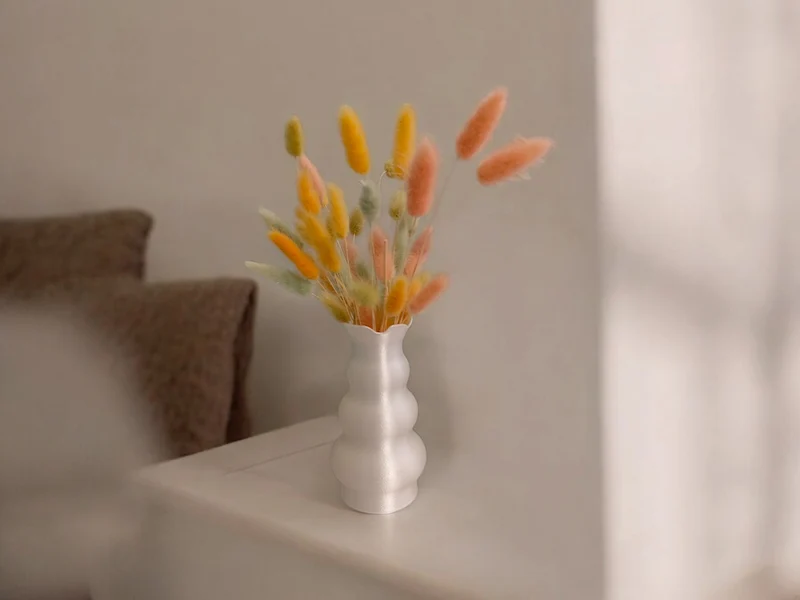 Vase moderne en forme de tête avec design tulipe