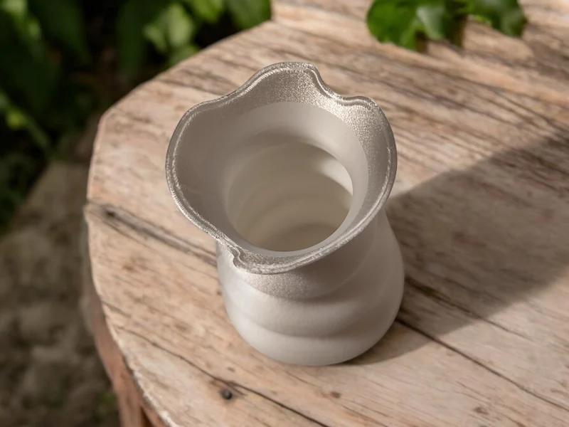 Vase moderne en forme de tête avec design tulipe