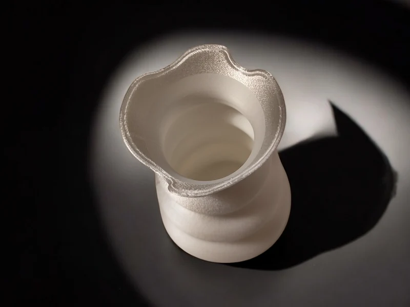 Vase moderne en forme de tête avec design tulipe