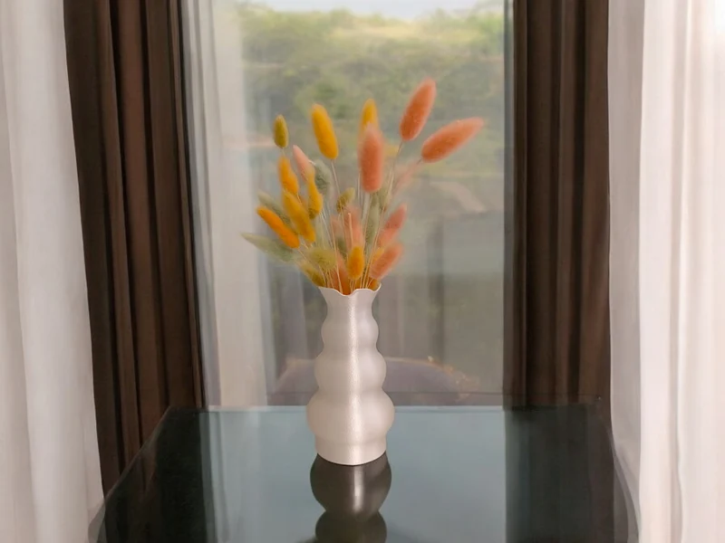 Vase moderne en forme de tête avec design tulipe