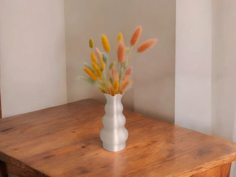 Vase moderne en forme de tête avec design tulipe