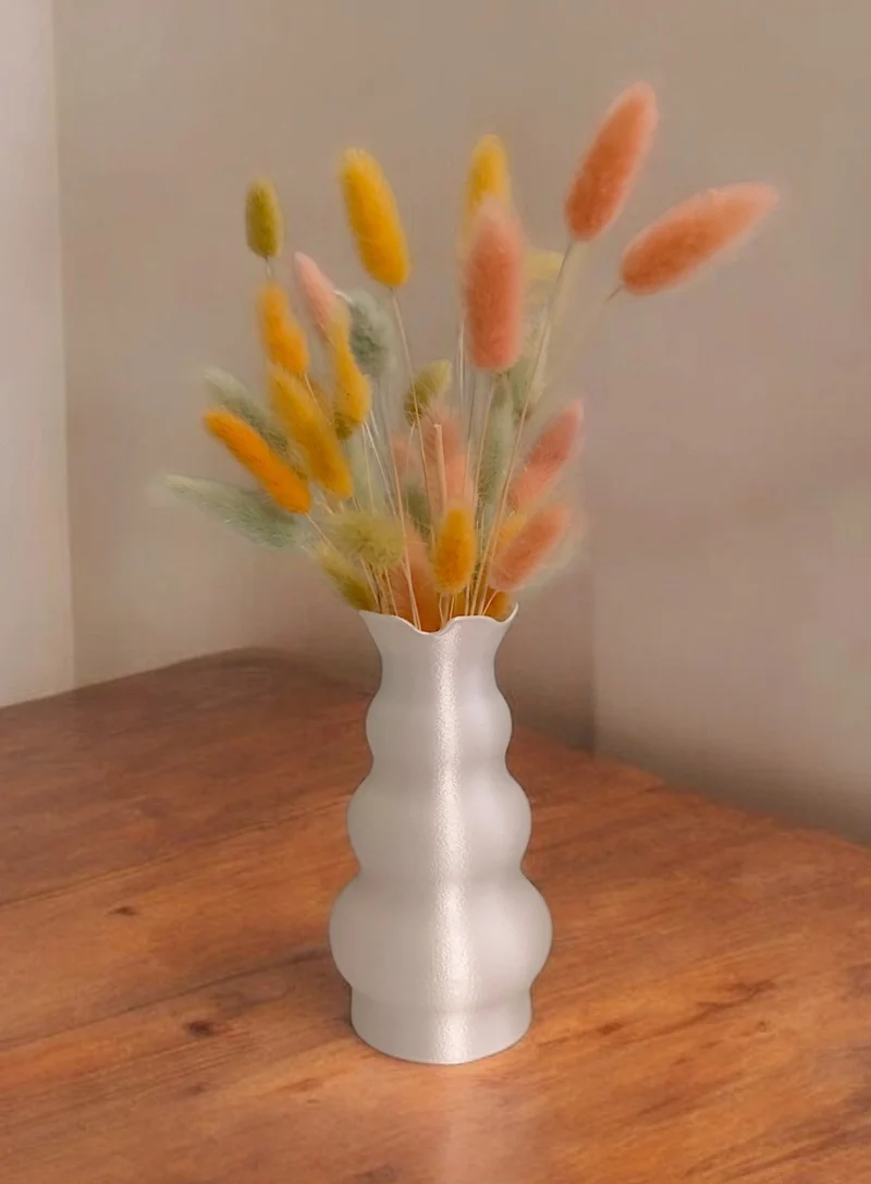 Vase moderne en forme de tête avec design tulipe