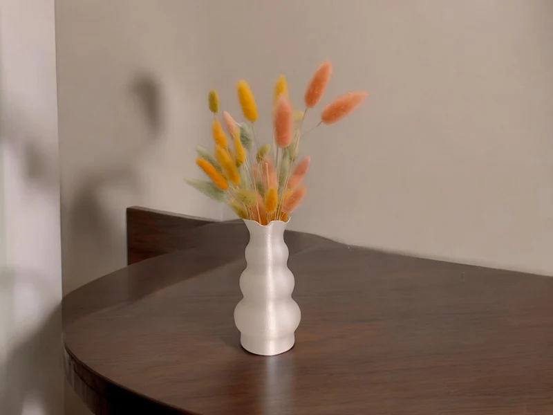 Vase moderne en forme de tête avec design tulipe