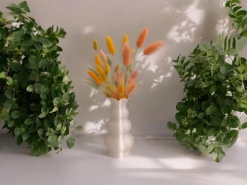 Vase moderne en forme de tête avec design tulipe