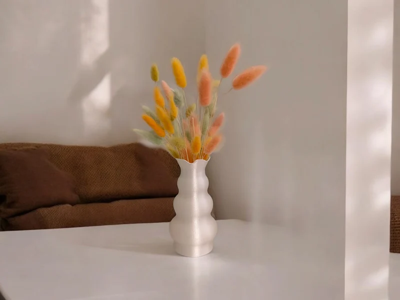 Vase moderne en forme de tête avec design tulipe