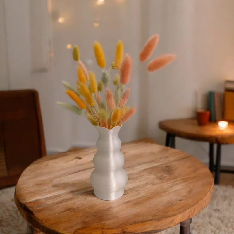 Vase moderne en forme de tête avec design tulipe