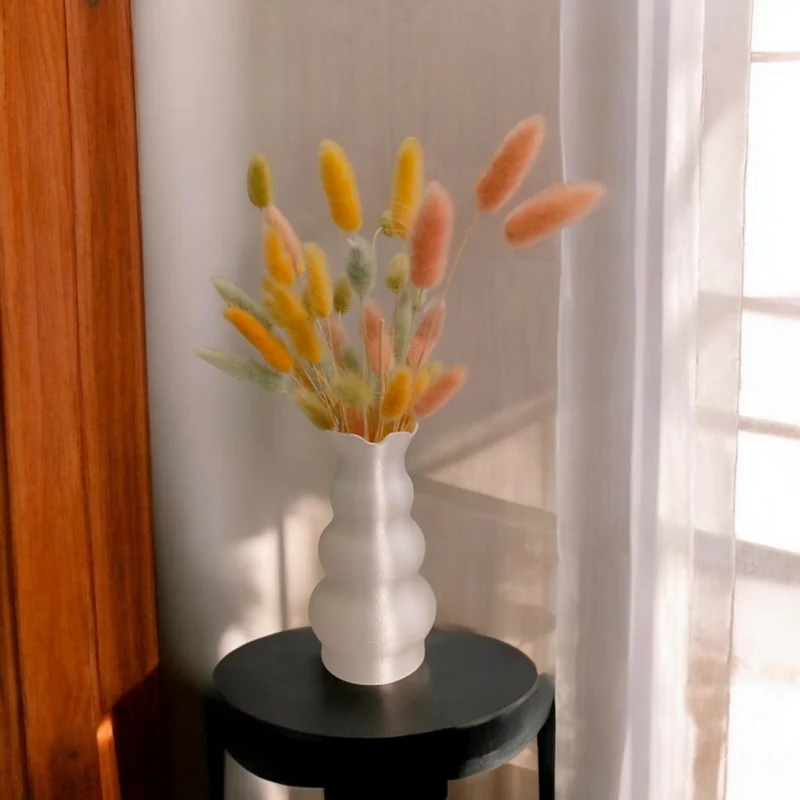 Vase moderne en forme de tête avec design tulipe