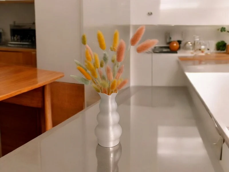 Vase moderne en forme de tête avec design tulipe