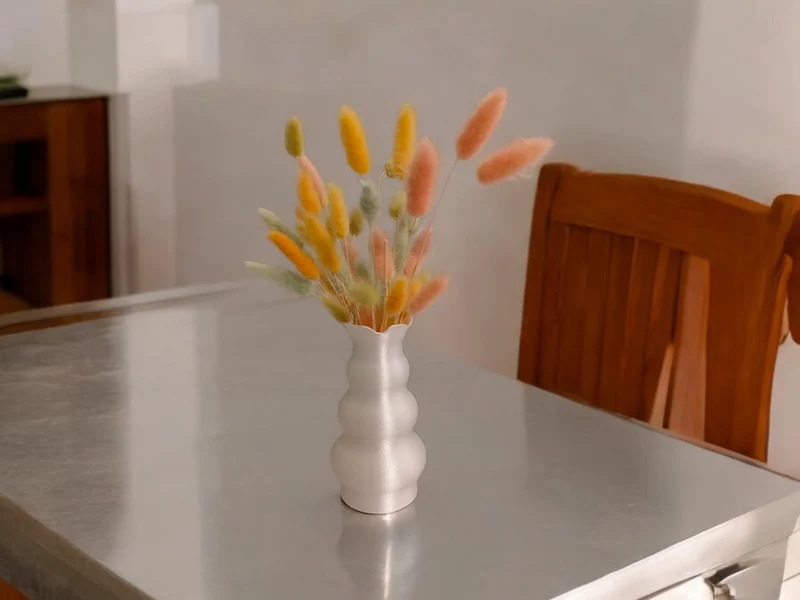 Vase moderne en forme de tête avec design tulipe