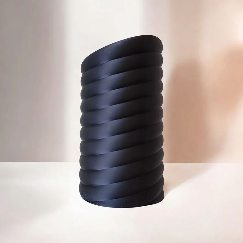 Vase moderne au design sculptural توروس tourbillonnant