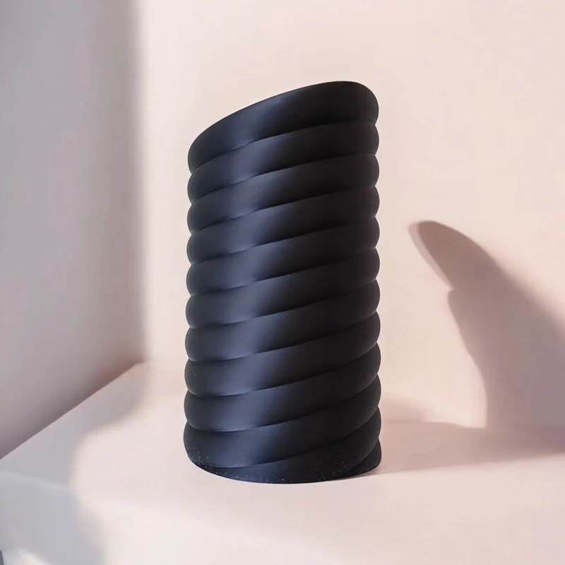Vase moderne au design sculptural توروس tourbillonnant