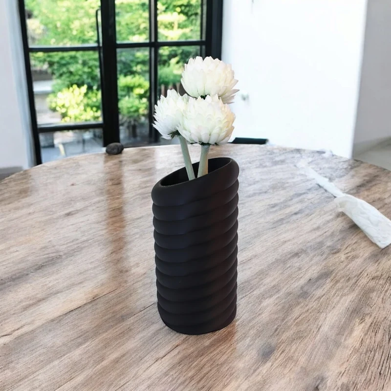Vase moderne au design sculptural توروس tourbillonnant