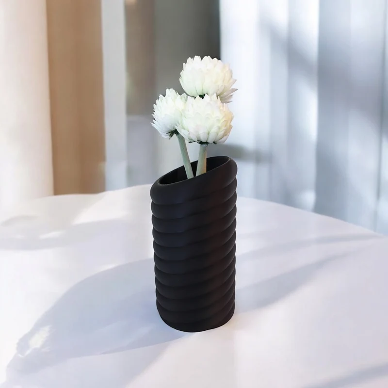 Vase moderne au design sculptural توروس tourbillonnant