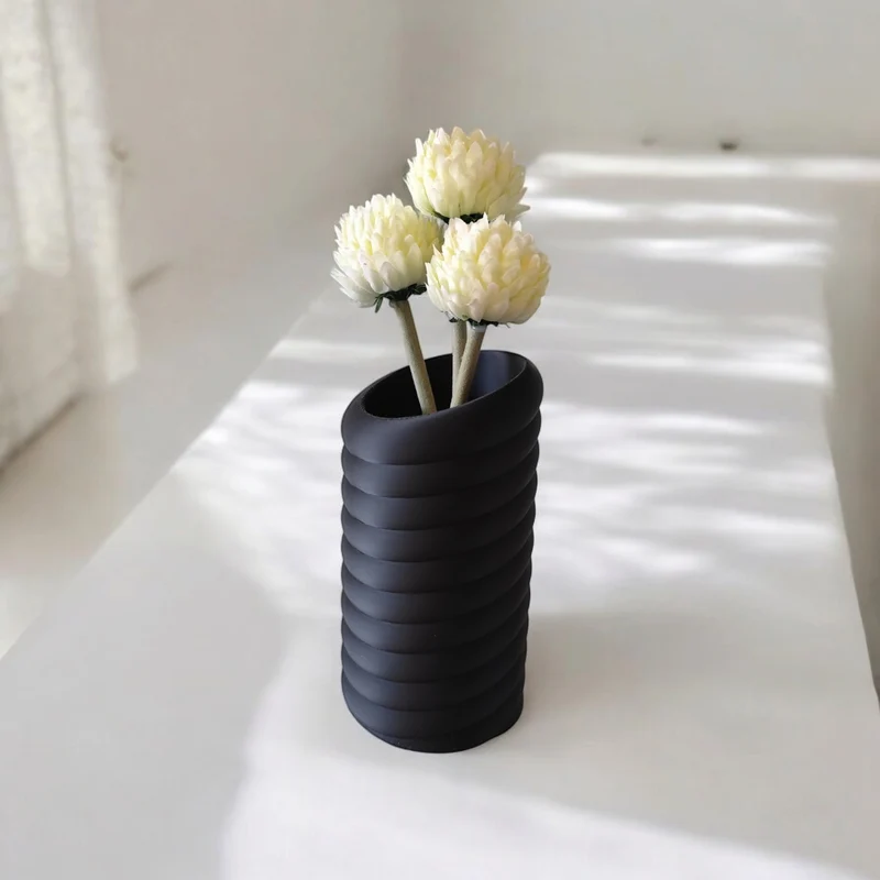 Vase moderne au design sculptural توروس tourbillonnant