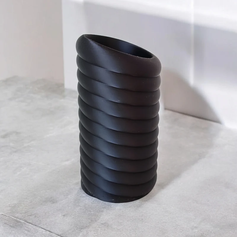 Vase moderne au design sculptural توروس tourbillonnant