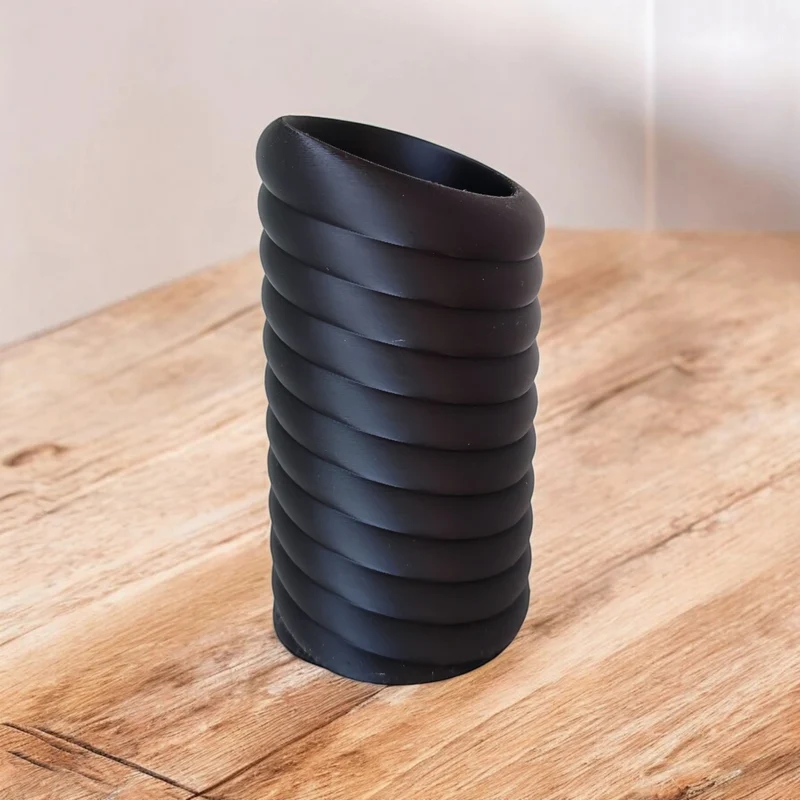 Vase moderne au design sculptural توروس tourbillonnant