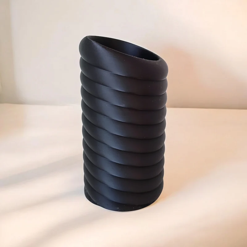 Vase moderne au design sculptural توروس tourbillonnant