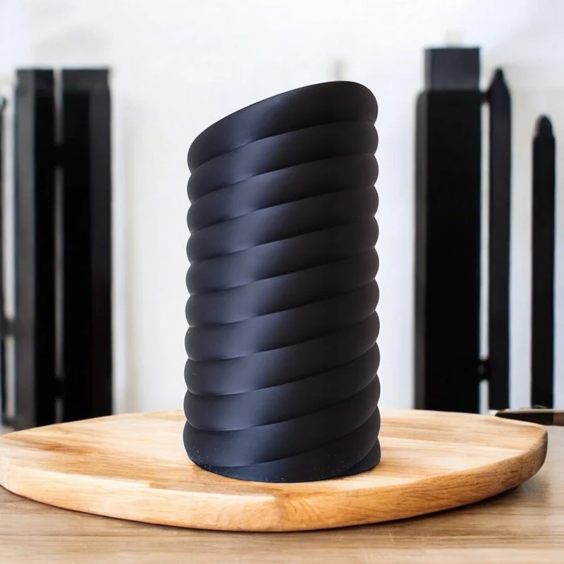 Vase moderne au design sculptural توروس tourbillonnant