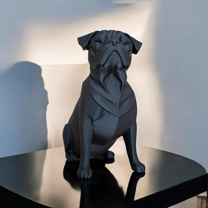 Sculpture minimaliste noire d'un carlin