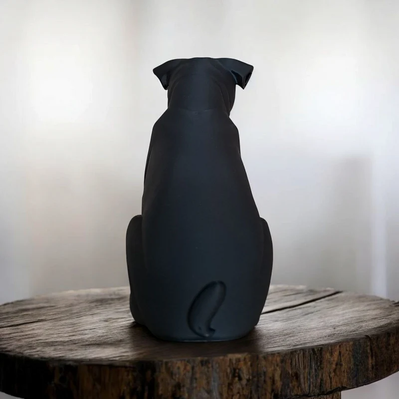 Sculpture minimaliste noire d'un carlin