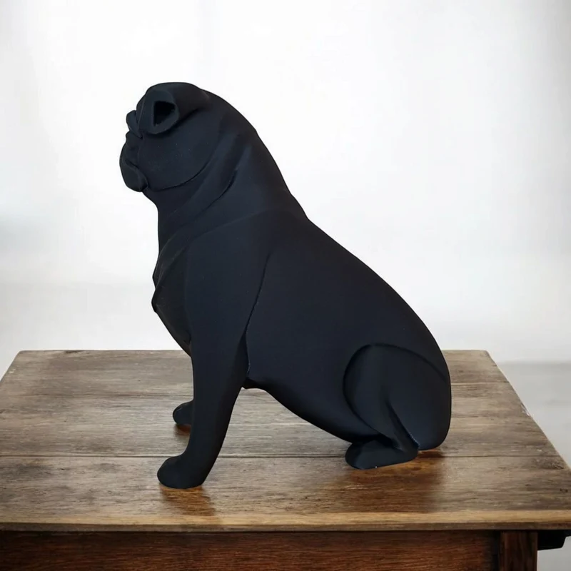 Sculpture minimaliste noire d'un carlin