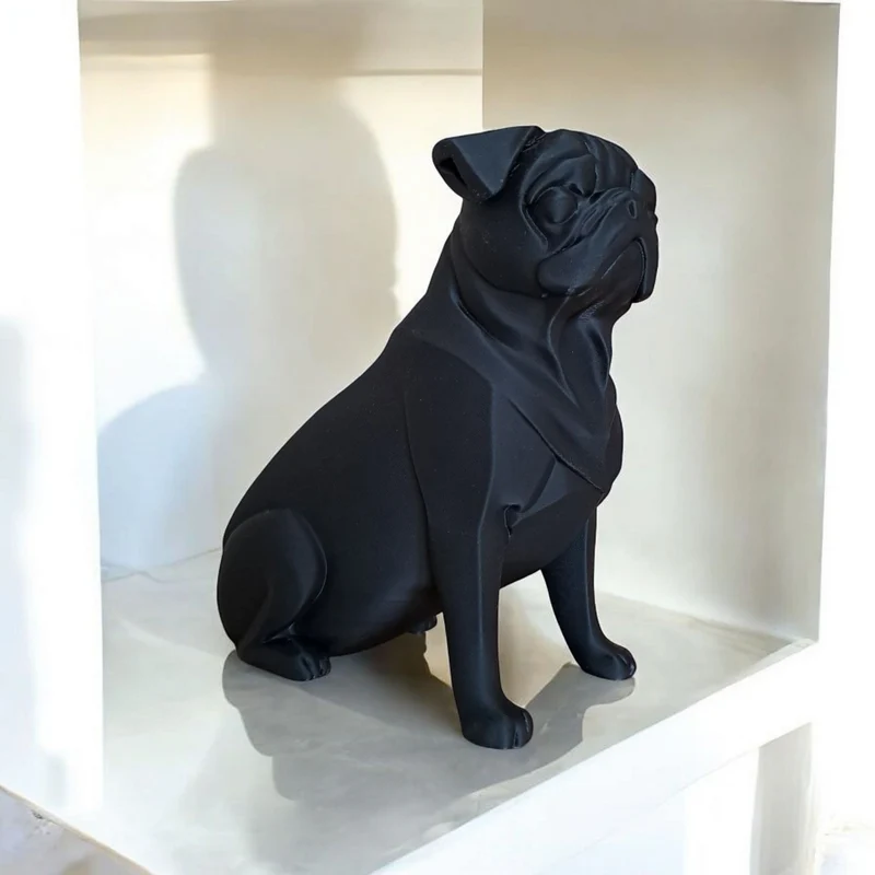 Sculpture minimaliste noire d'un carlin