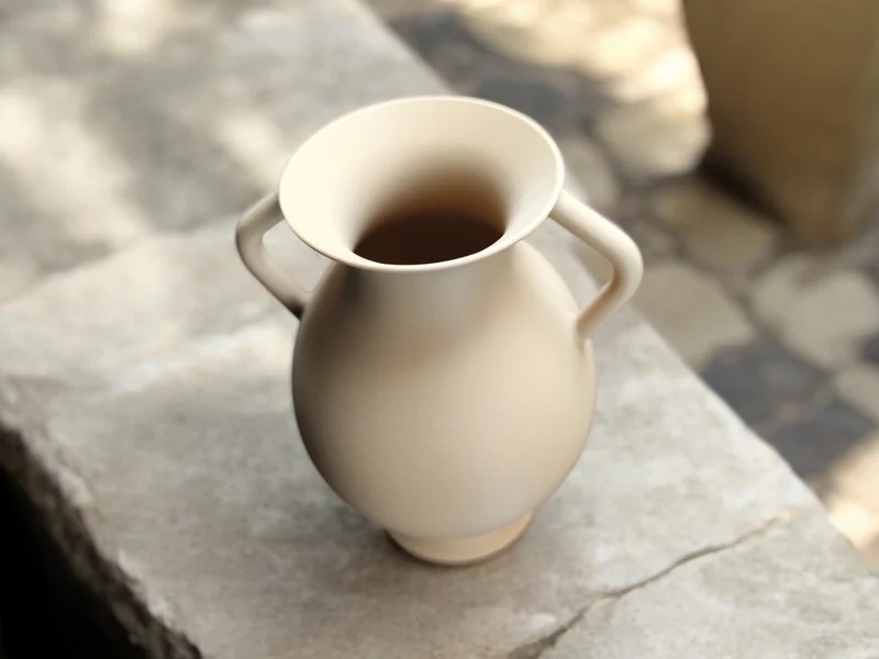 Petit vase amphore grec avec deux anses