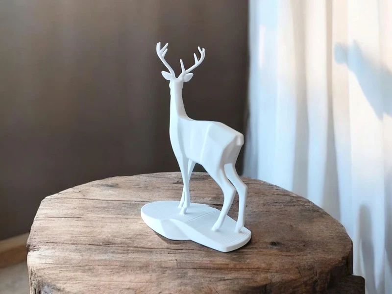 Élégante sculpture de cerf pour un intérieur d'inspiration naturelle