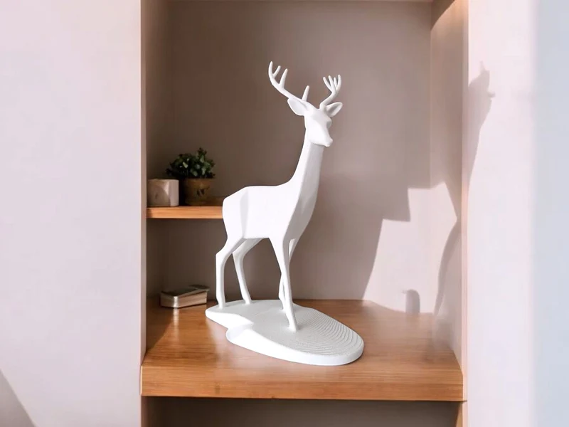 Élégante sculpture de cerf pour un intérieur d'inspiration naturelle