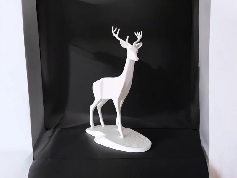 Élégante sculpture de cerf pour un intérieur d'inspiration naturelle