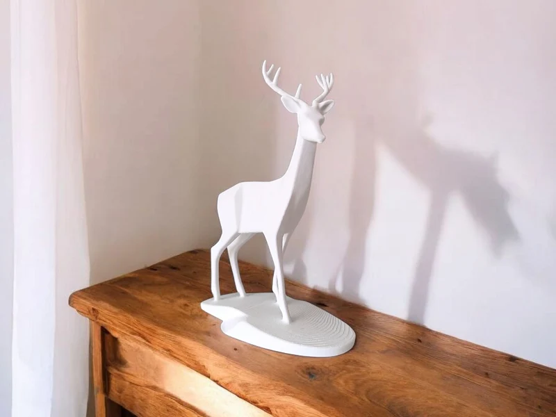 Élégante sculpture de cerf pour un intérieur d'inspiration naturelle