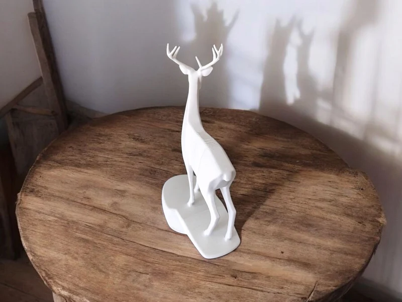 Élégante sculpture de cerf pour un intérieur d'inspiration naturelle