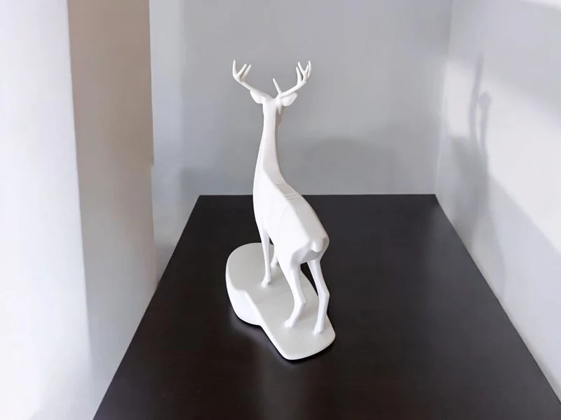 Élégante sculpture de cerf pour un intérieur d'inspiration naturelle