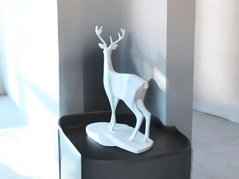 Élégante sculpture de cerf pour un intérieur d'inspiration naturelle