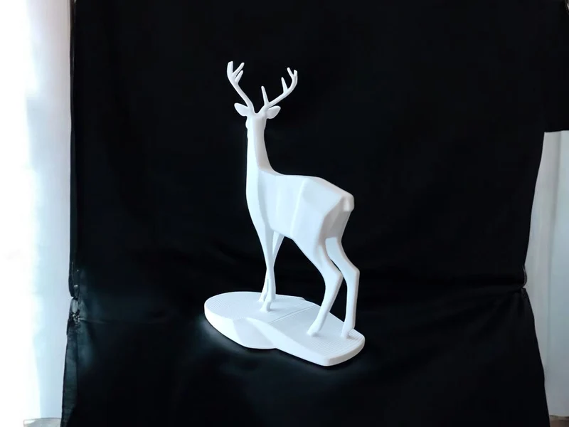Élégante sculpture de cerf pour un intérieur d'inspiration naturelle